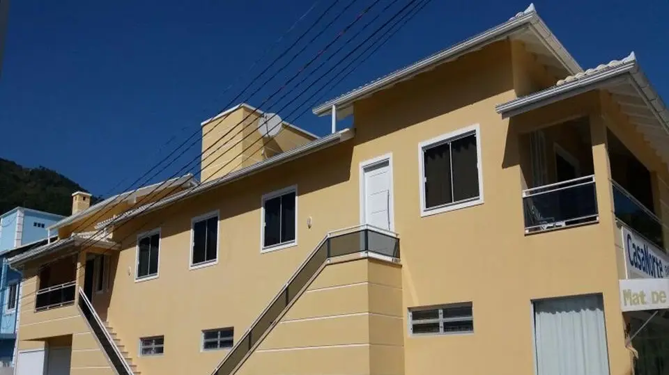 Apartamento 1 para 6 pessoas, fachada amarela do residencial