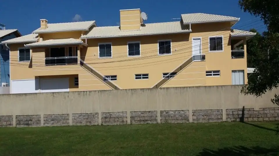 Apartamento 2 para 6 pessoas, fachada do residencial com gramado