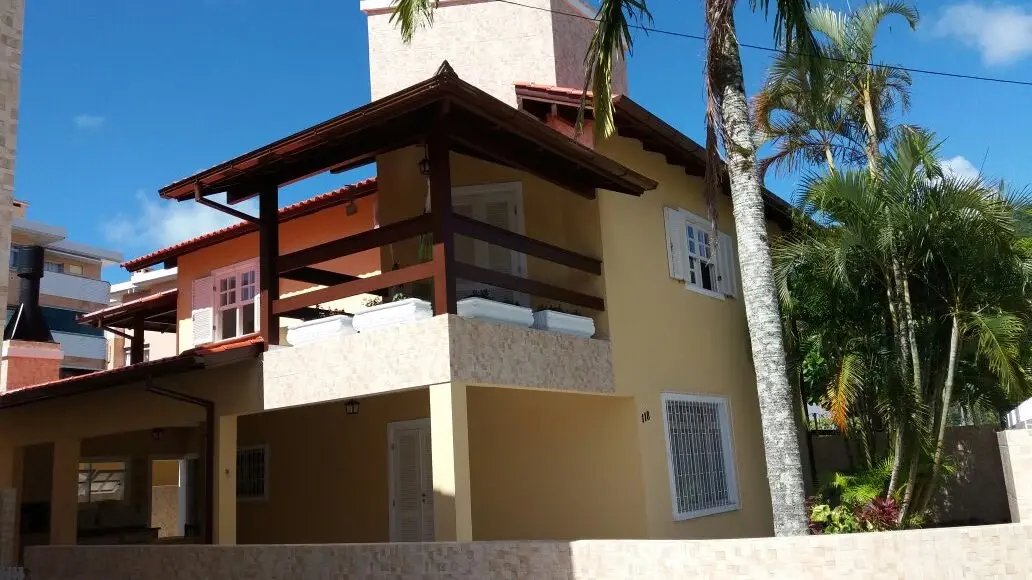 Casa para 10 pessoas, fachada com varanda de madeira