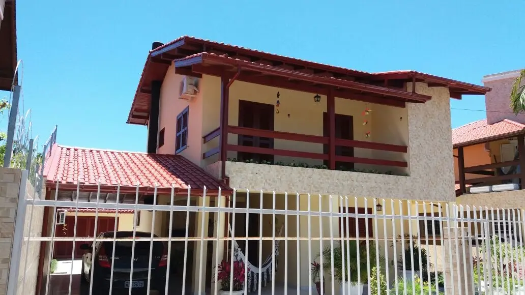 Casa para 8 pessoas, fachada com sacada