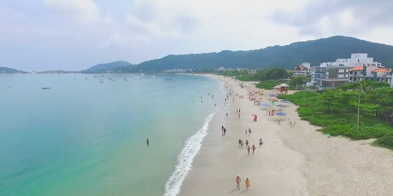 Imagem aérea da praia da Cachoeira do Bom Jesus
